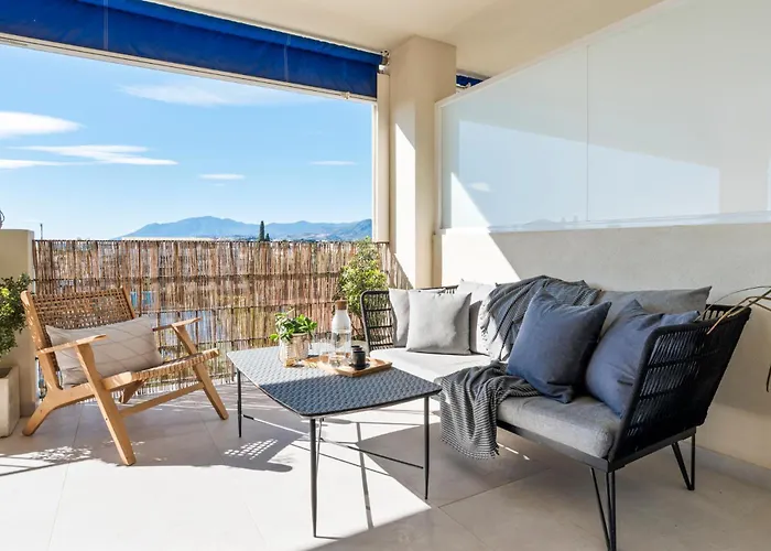 Sunny Getaway With Pool In - Ref M54