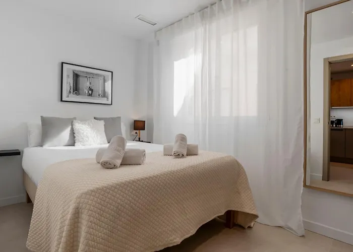 Sunny Getaway With Pool In - Ref M54